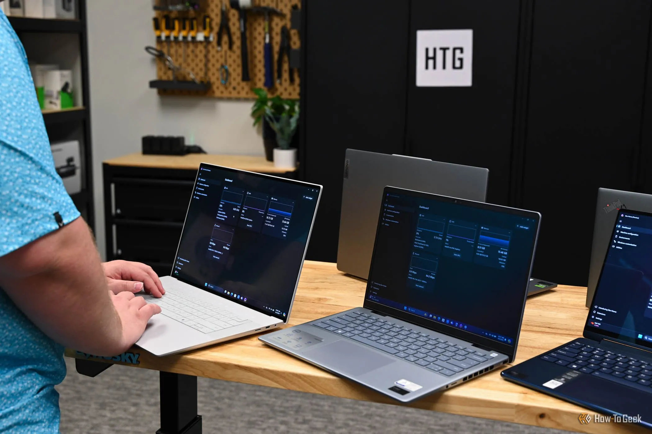 Minh họa quy trình đánh giá sản phẩm tại How-To Geek, cho thấy sự nghiêm túc trong việc kiểm thử