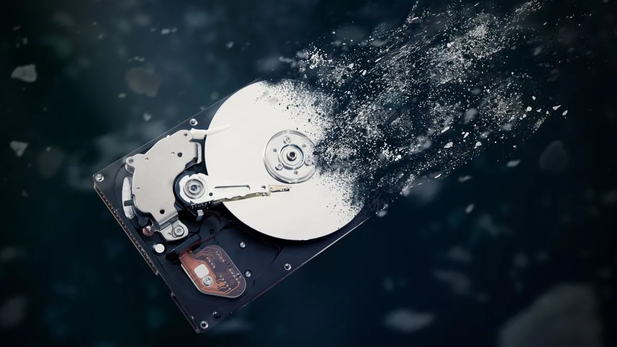 Mô phỏng ổ cứng HDD đang phân rã trong không gian, biểu tượng cho tuổi thọ và độ bền