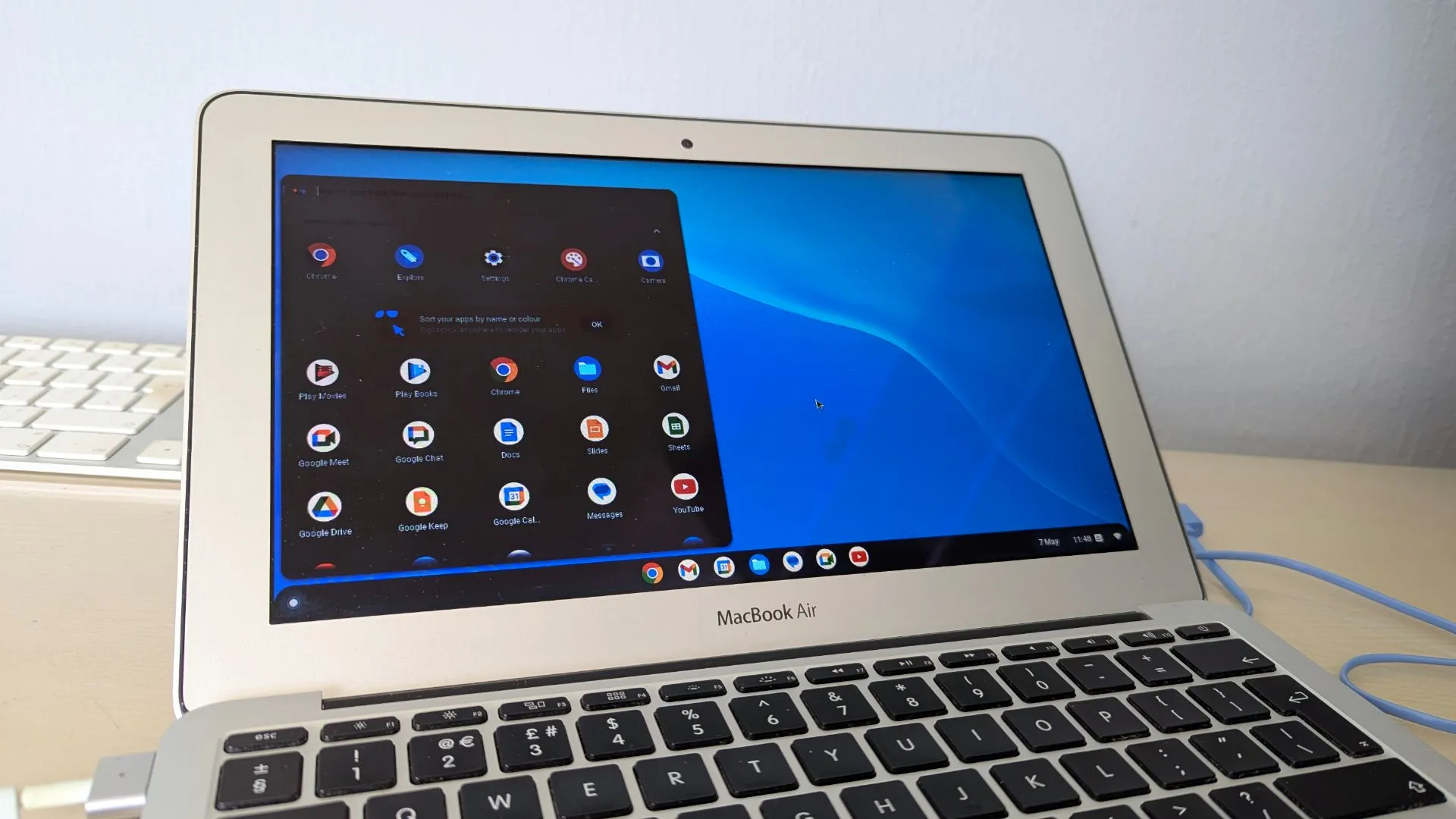 Một chiếc MacBook Air đang hiển thị giao diện ChromeOS Flex, cho thấy khả năng hồi sinh và sử dụng hệ điều hành mới trên phần cứng cũ.