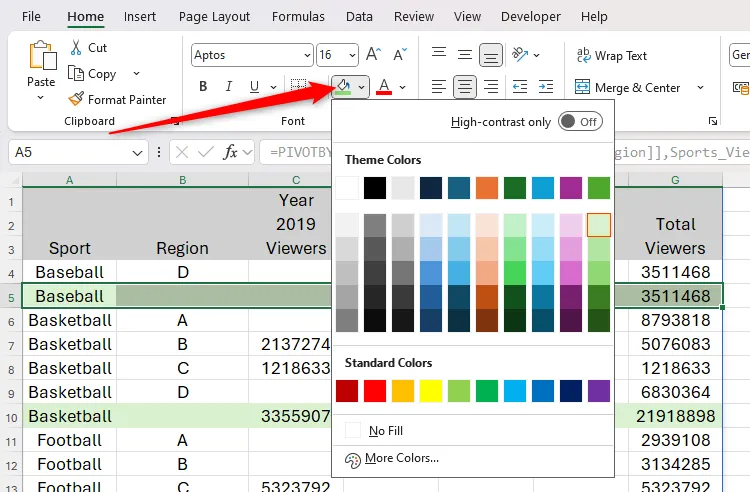 Một hàng được chọn trong bảng tính Excel và một màu xanh lá cây nhạt được áp dụng thông qua định dạng trực tiếp