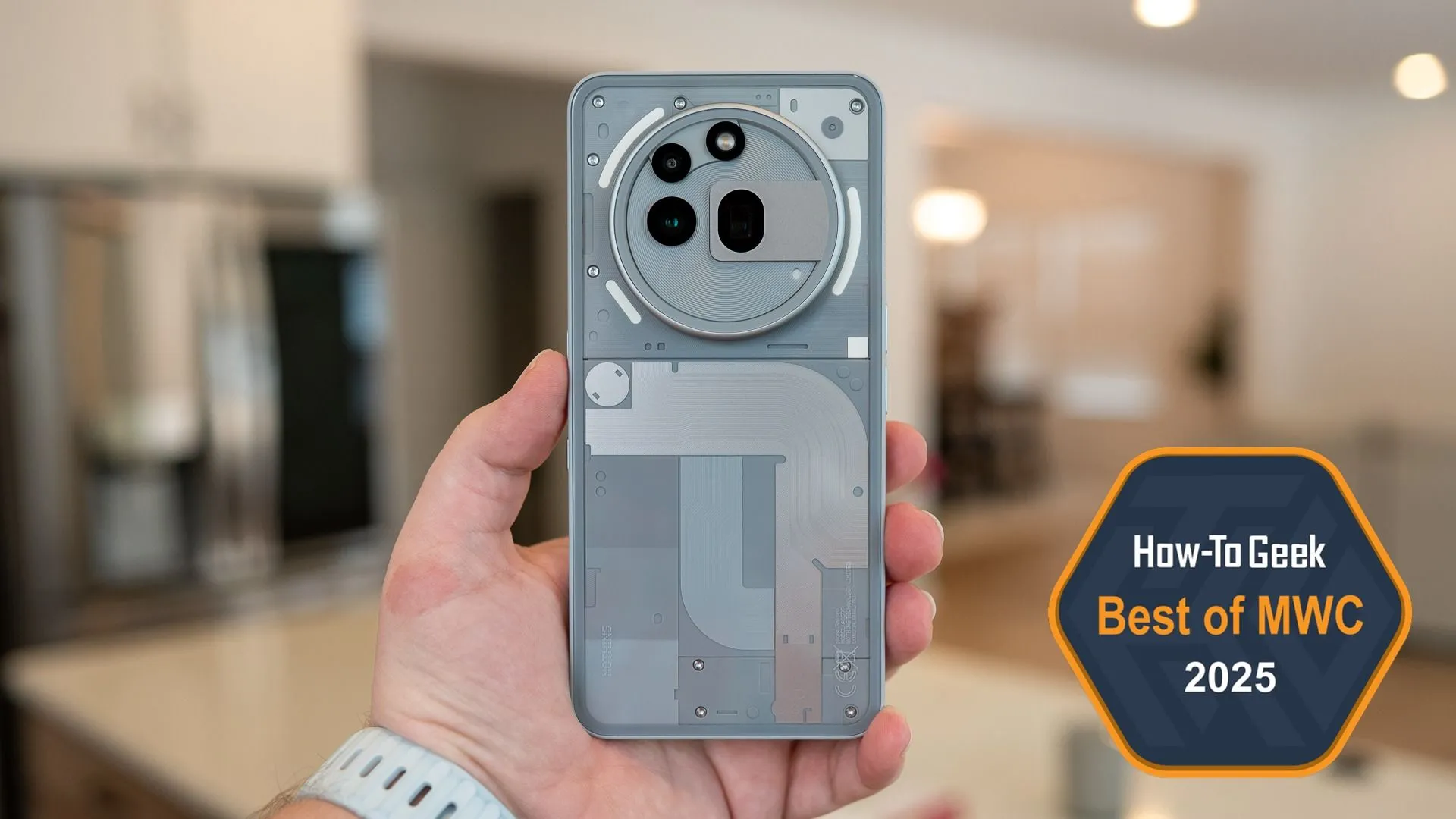 Một người đang cầm chiếc Nothing Phone (3a) Pro với mặt lưng kính trong suốt và giao diện Glyph.