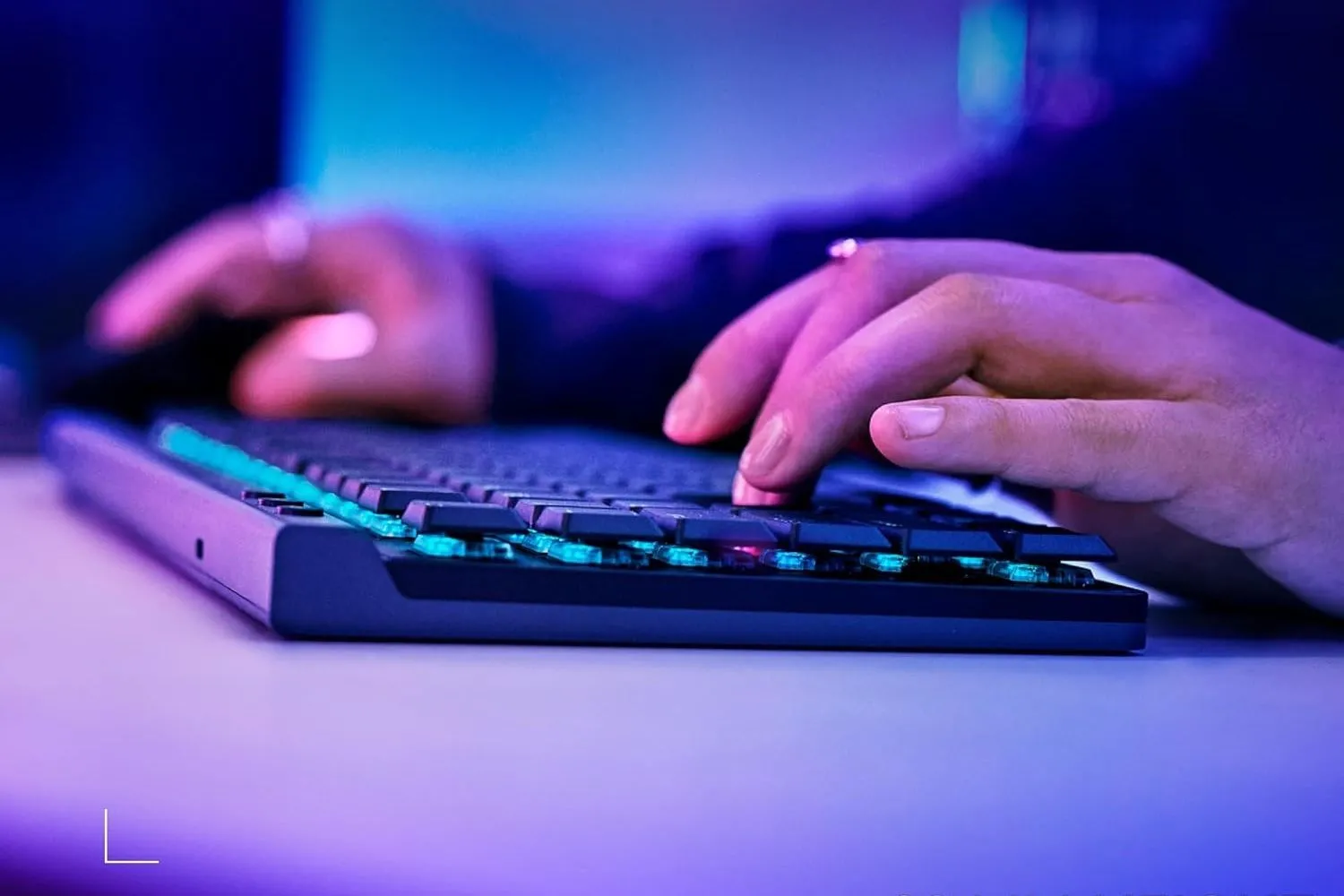 Một người đang gõ trên bàn phím Logitech G515 Lightspeed TKL, cho thấy thiết kế mỏng và gọn gàng, phù hợp với người dùng Mac