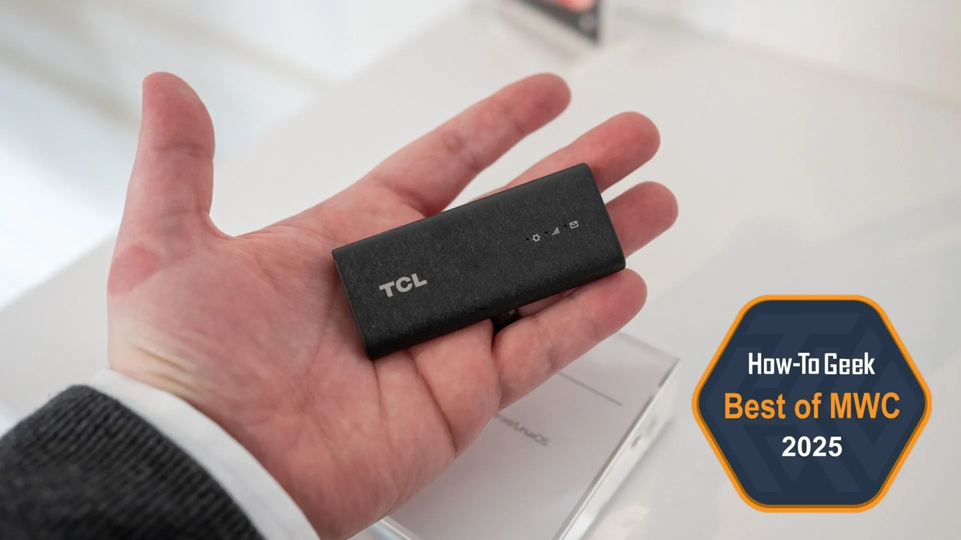 Người dùng cầm trên tay thiết bị USB dongle 5G RedCap TCL LINKPORT IK511.