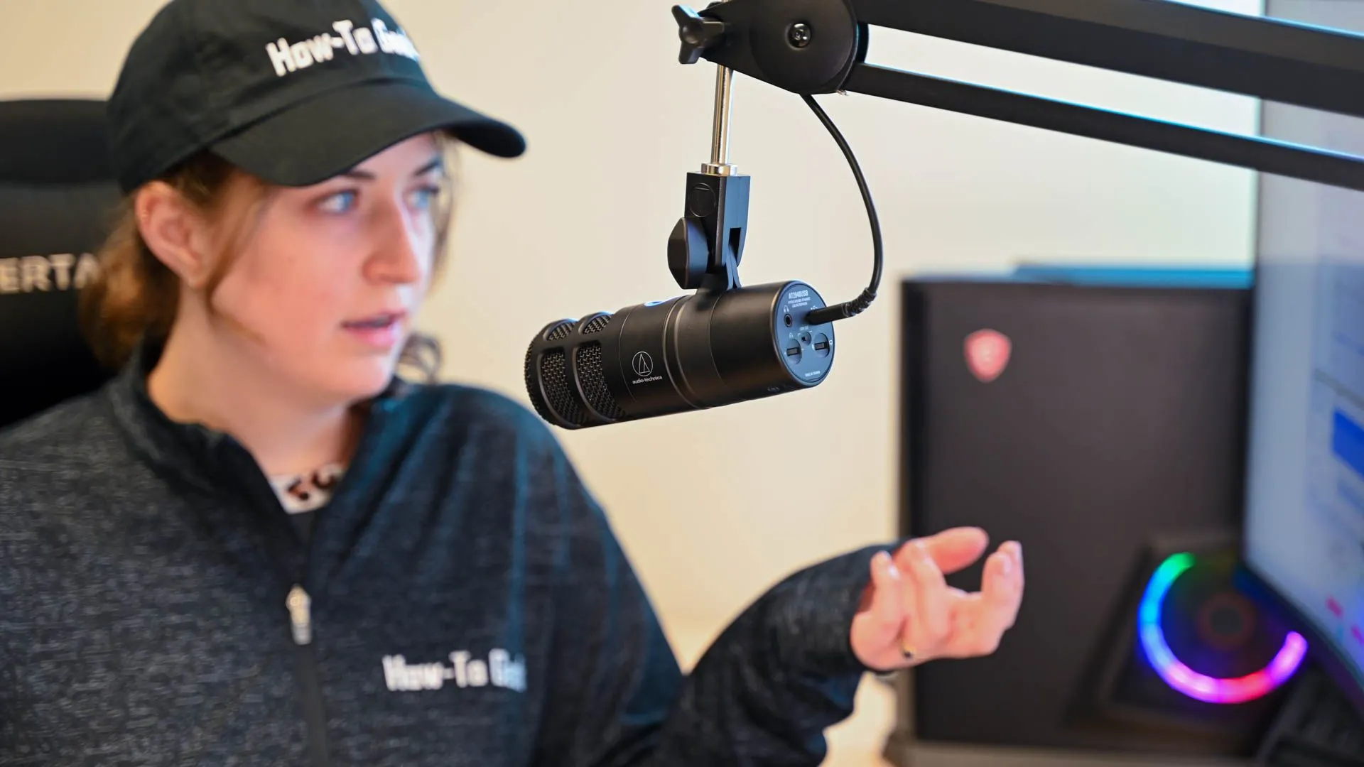 Người dùng đang nói chuyện qua micro Audio-Technica AT2040USB, một thiết bị âm thanh cố định.