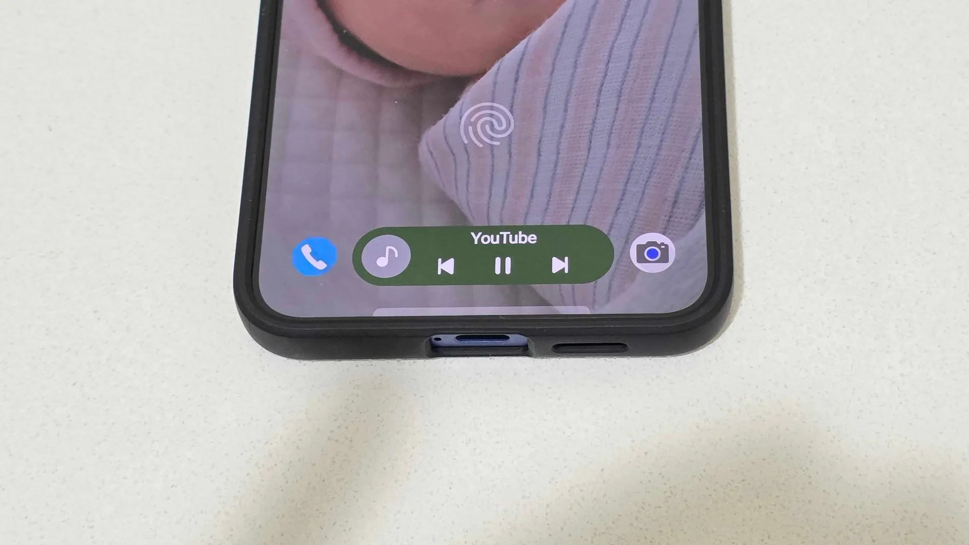 Now Bar trên Galaxy S25+ hiển thị ứng dụng YouTube TV