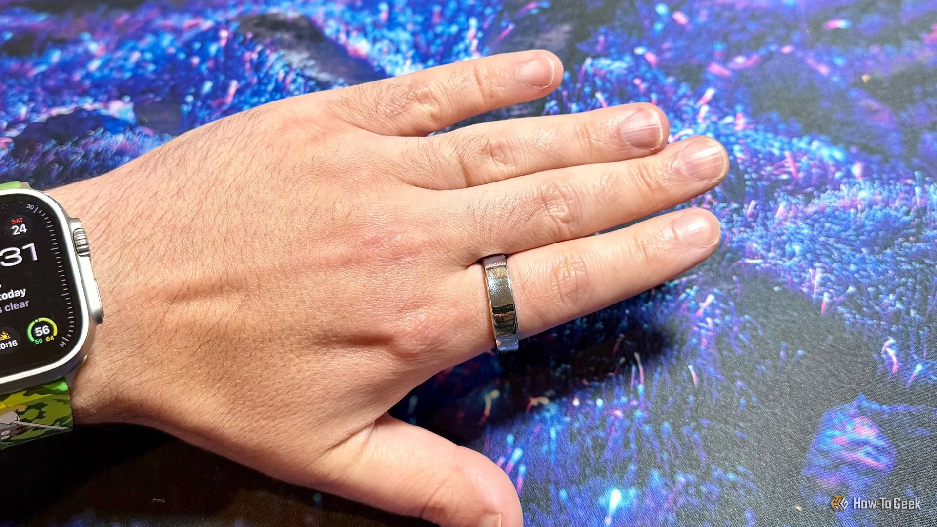 RingConn Gen 2 Air với thiết kế hơi bầu dục, trên ngón tay của người dùng.