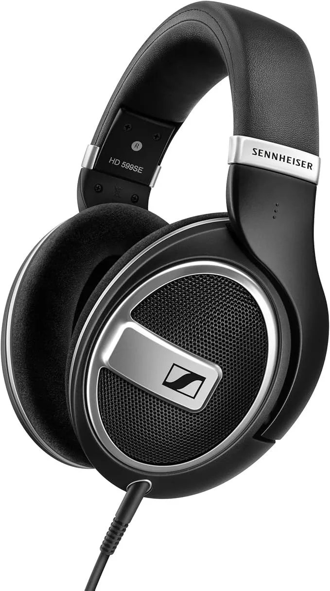 Tai nghe có dây Sennheiser HD 599 SE, được đánh giá cao về chất lượng âm thanh.
