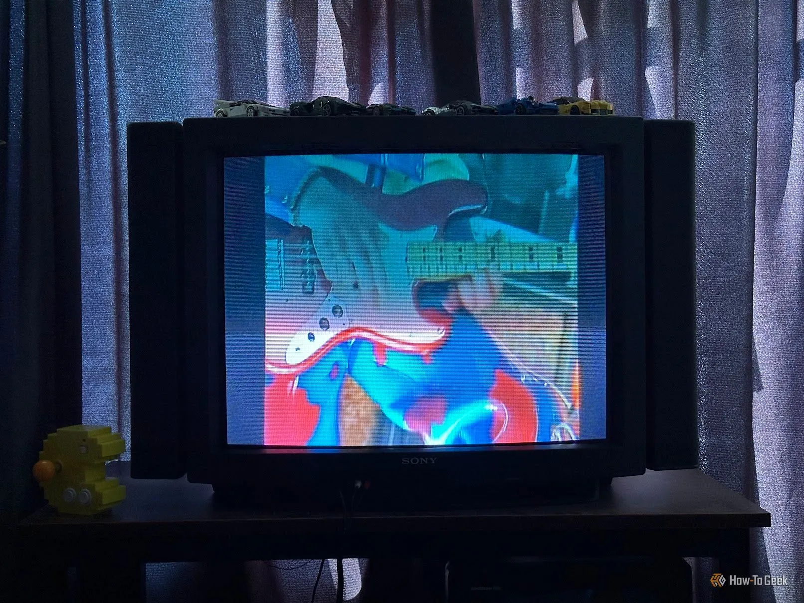 Thanh màu đen hiển thị ở hai bên video trên TV CRT từ laptop MacBook