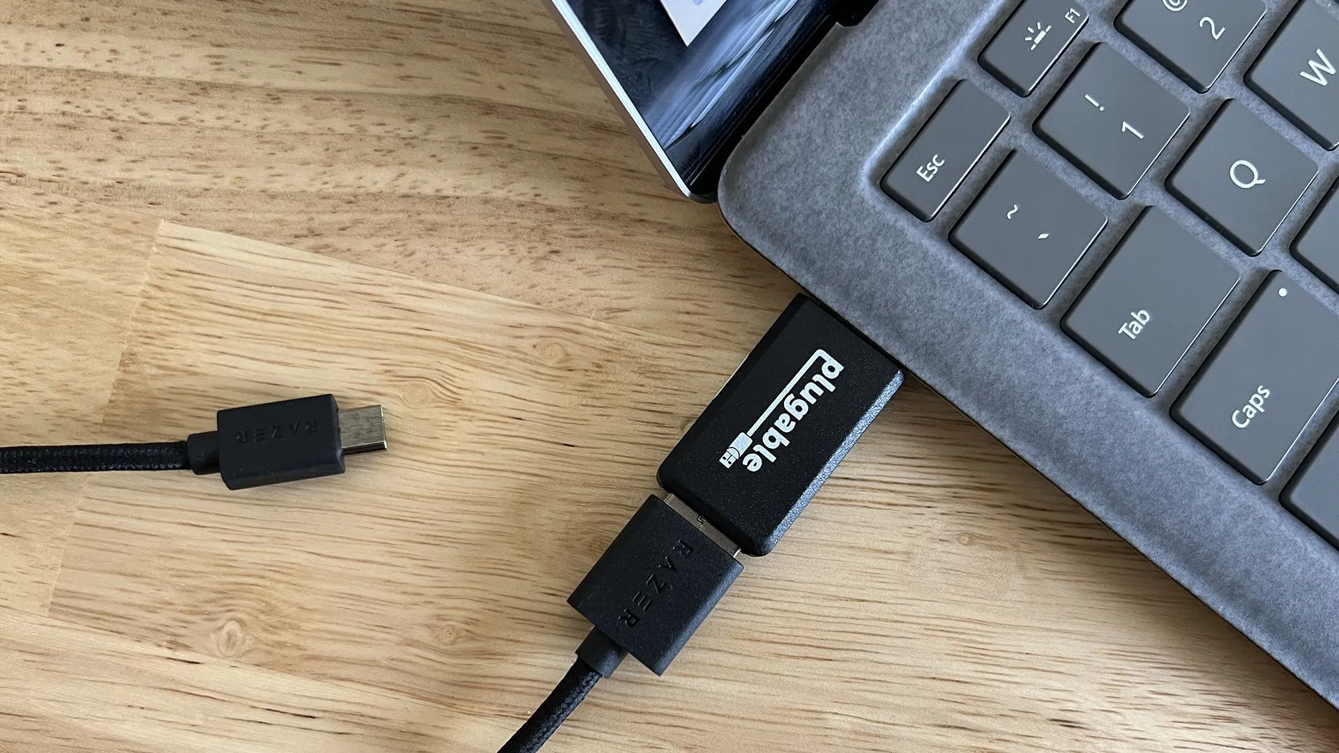 Thiết bị chặn dữ liệu USB (USB data blocker hay USB Condom) giúp bảo vệ điện thoại khi sạc ở nơi công cộng bằng cách chỉ cho phép dòng điện đi qua.
