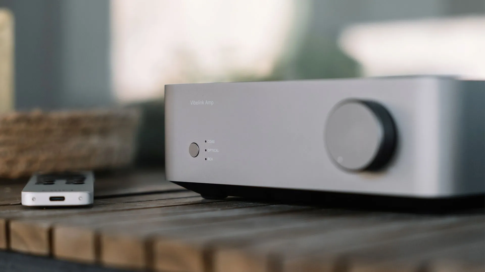 Thiết bị khuếch đại âm thanh WiiM Vibelink Amplifier với các cổng kết nối và nút điều khiển