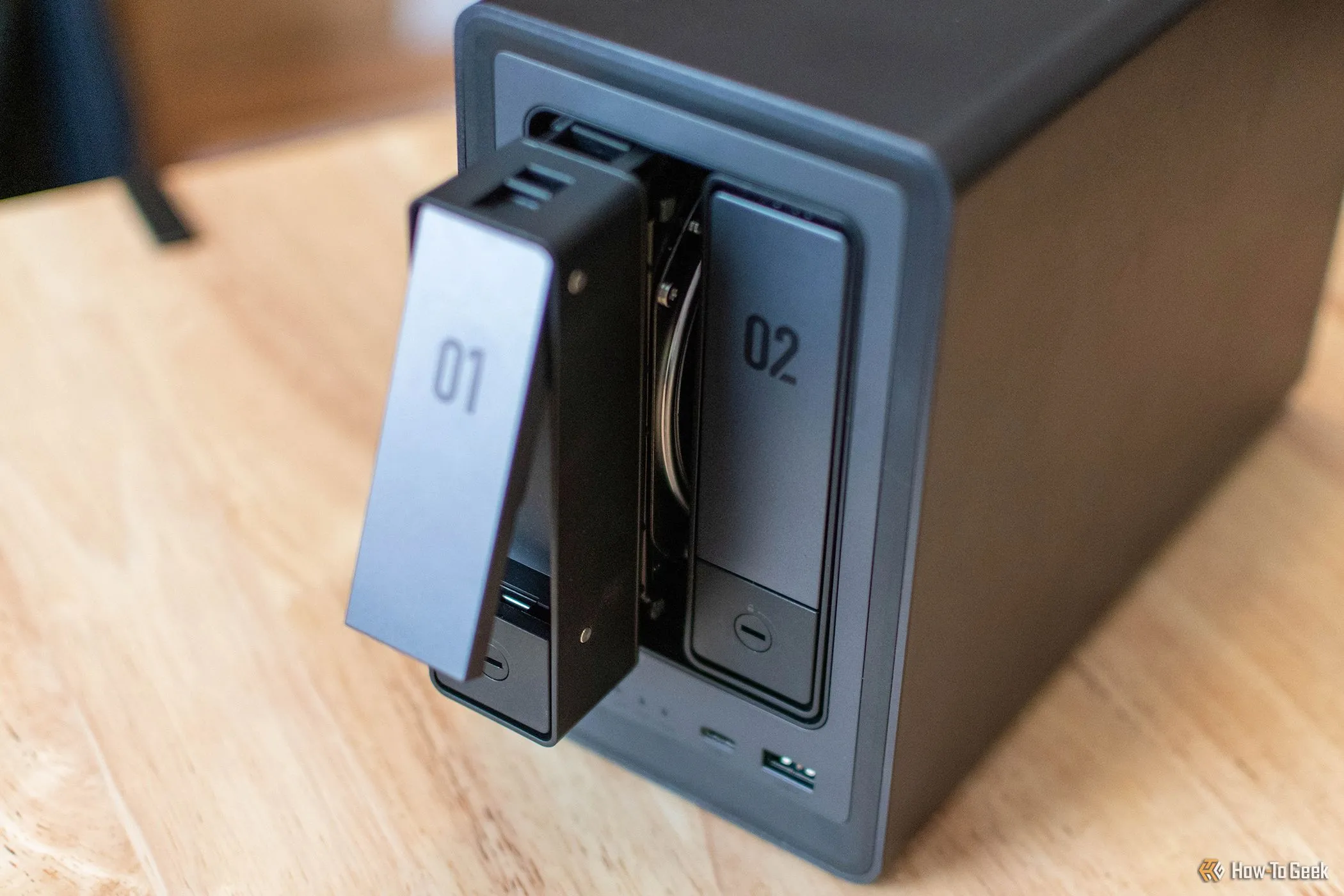 Thùng NAS UGREEN NASYNC DXP2800 với một khay ổ đĩa mở, minh họa hệ thống NAS thực tế