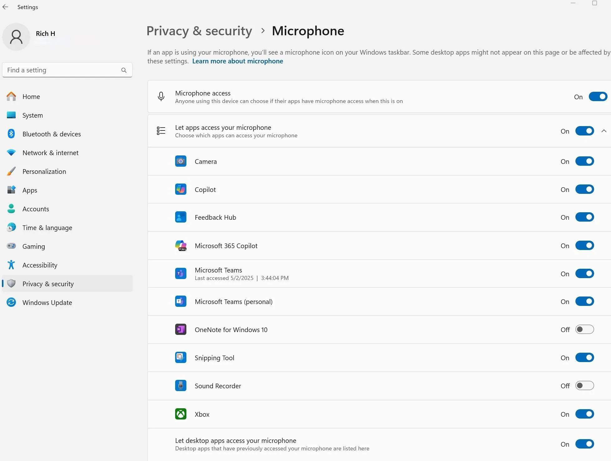 Trang cài đặt quyền truy cập micrô trong Windows 11, hiển thị danh sách ứng dụng