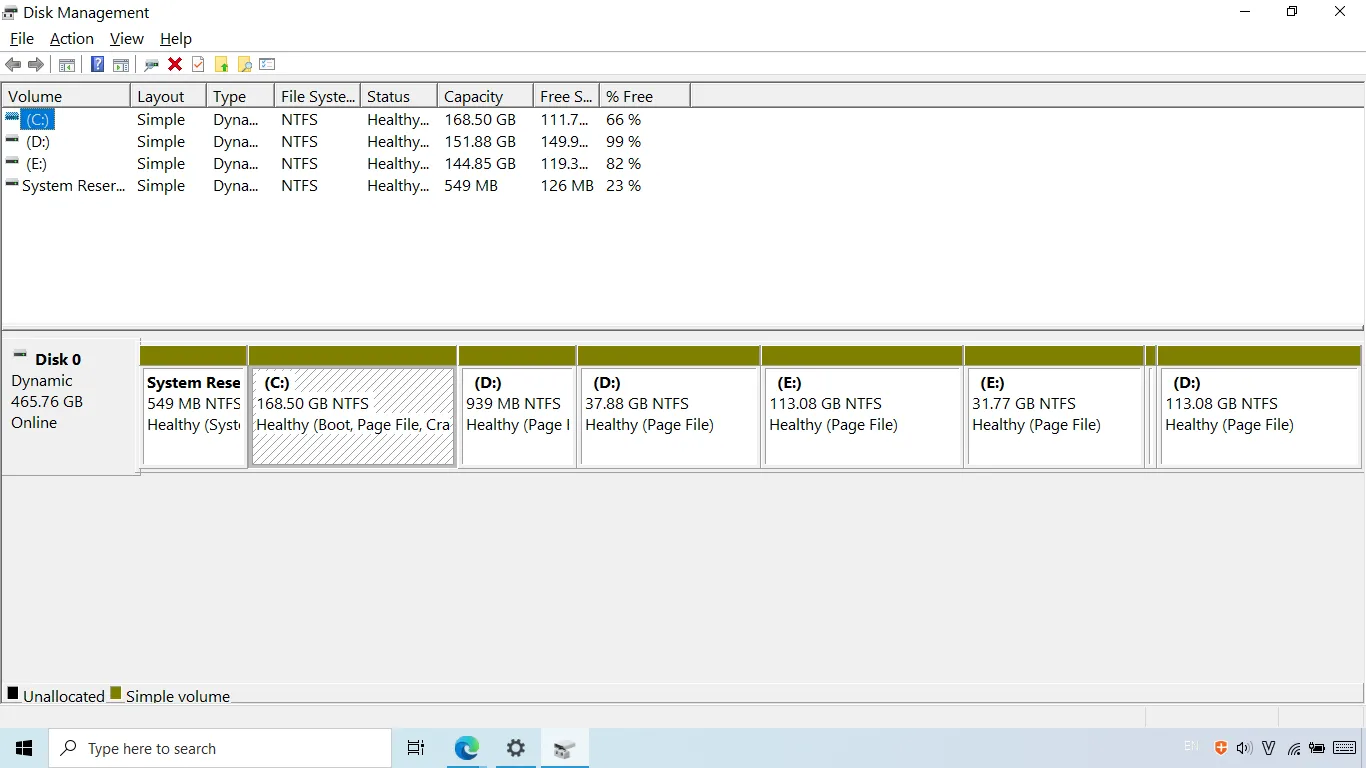 Ứng dụng Disk Management trên Windows hiển thị các thiết bị lưu trữ, phân vùng và thông tin khác.