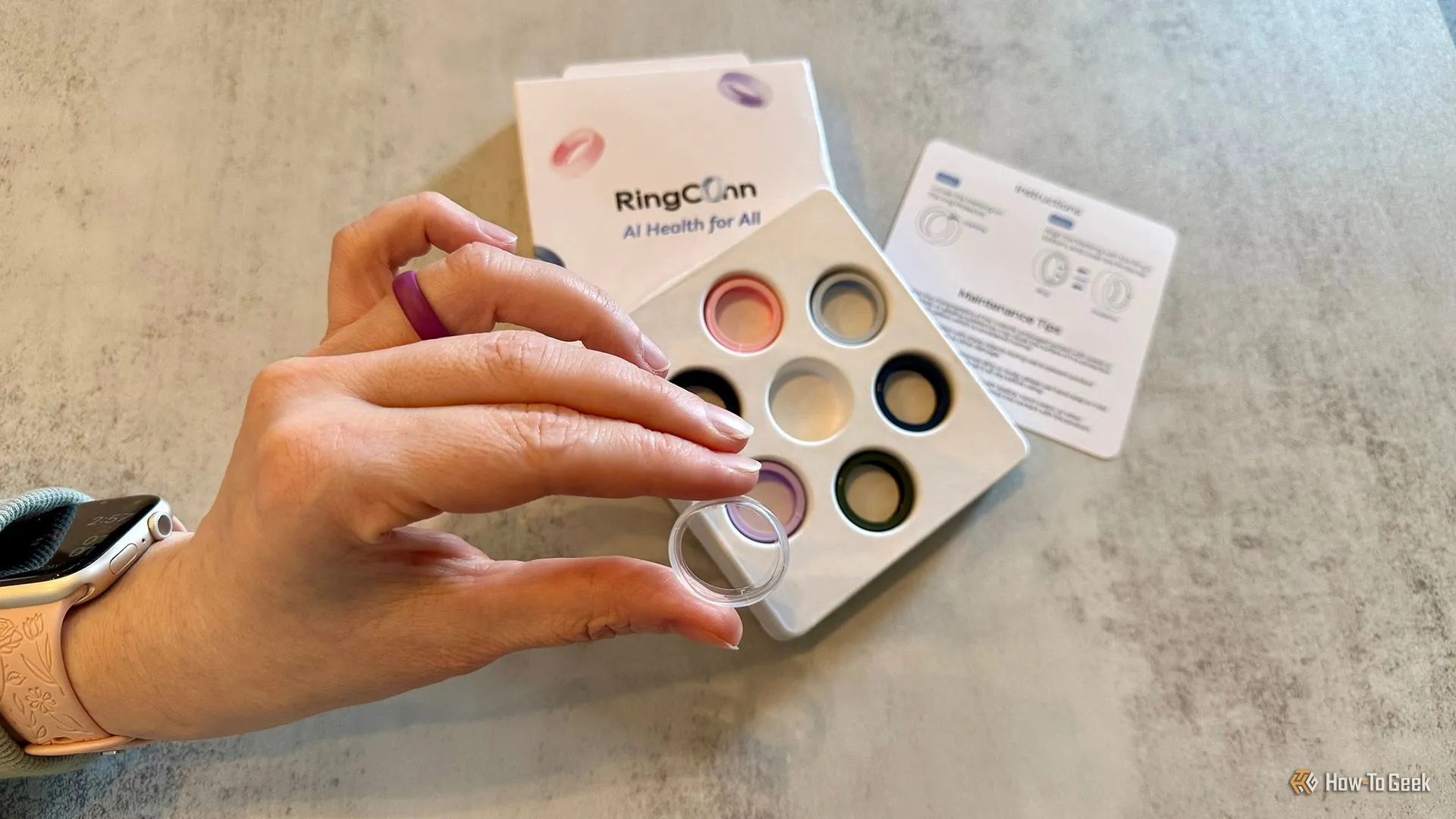 Vòng bảo vệ silicone cho RingConn Gen 2 Air đang được cầm trên tay.