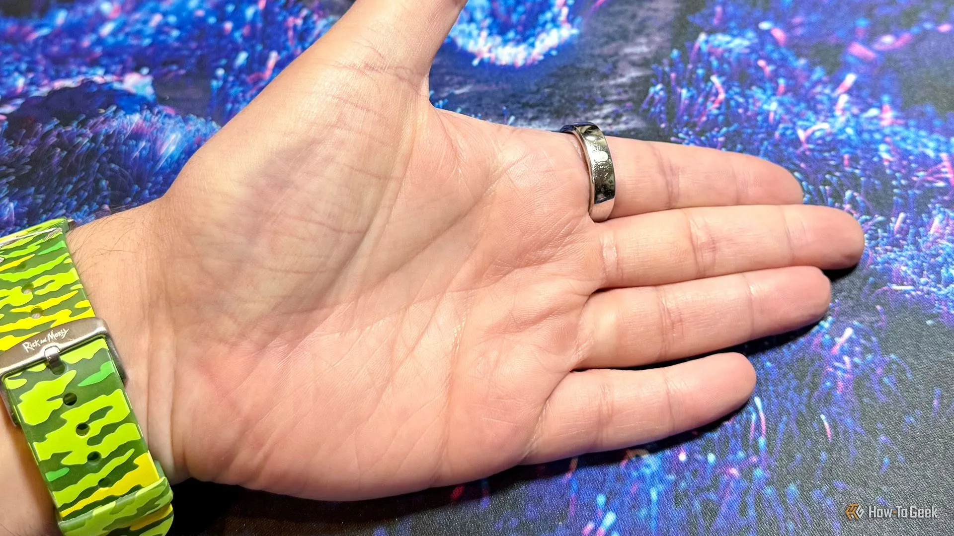 Vòng RingConn Gen 2 Air được đeo trên ngón tay với các cảm biến bên dưới.